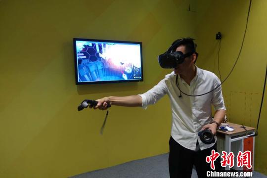 大連首屆太空嘉年華啟幕 “VR”成展會新時(shí)尚(圖2)