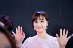 瓊女郎陳德容驚現(xiàn)廣州美博會(huì)現(xiàn)場(chǎng)玩自拍
